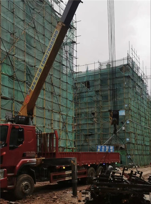 岭东区“慢工细活”—— 吊车的 “微动控制” 技术